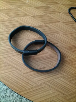 Pulsera de cuero con cruces