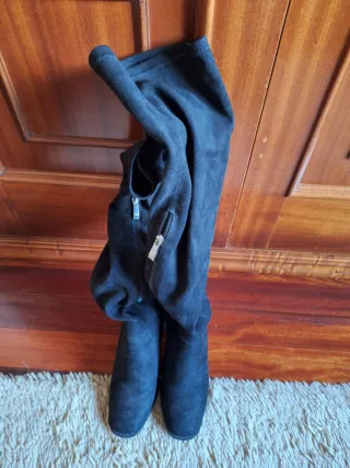 Botas altas con tacón de ante color negro