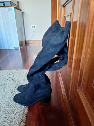 Botas altas con tacón de ante color negro