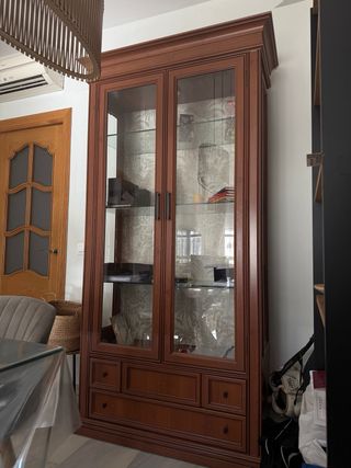Vitrina de madera con puertas de cristal
