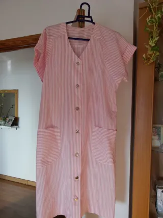 Bata rosa y blanca con bolsillos