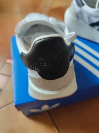 Zapatillas Adidas Blancas y Grises