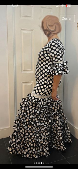Traje de flamenca lunares blanco y negro