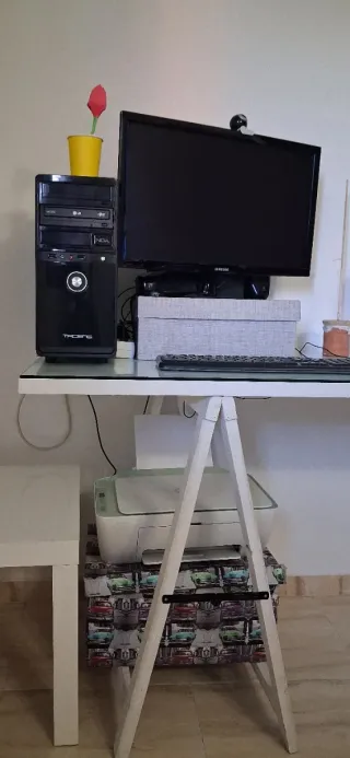 Escritorio de cristal y madera