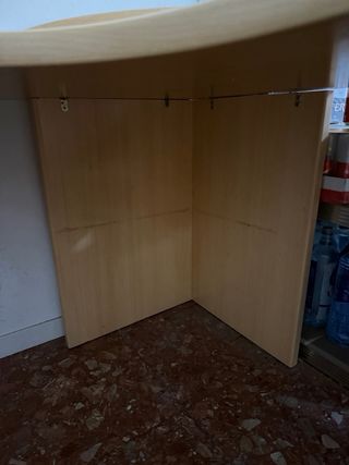 Escritorio de madera y metal