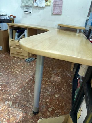 Escritorio de madera y metal