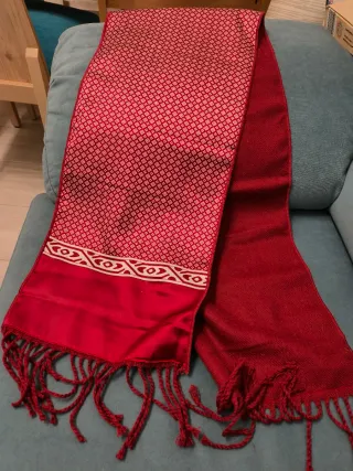 Bufanda de seda roja y tela granate con flecos