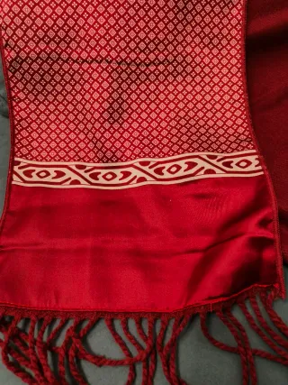 Bufanda de seda roja y tela granate con flecos