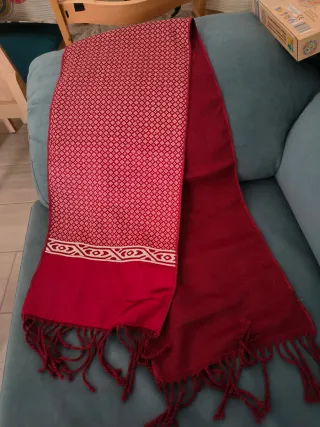 Bufanda de seda roja y tela granate con flecos