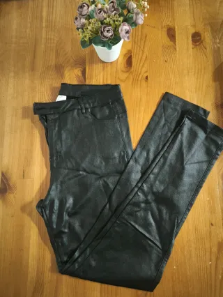 Pantalón ecocuero elasticado negro, talla M-L