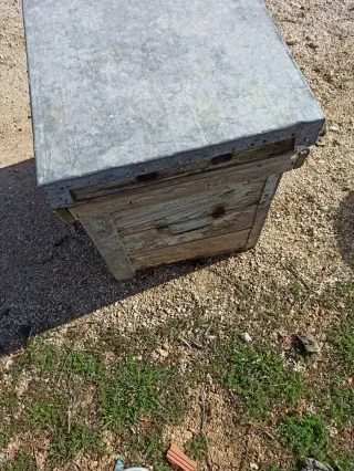 Colmena de madera con tapa metálica
