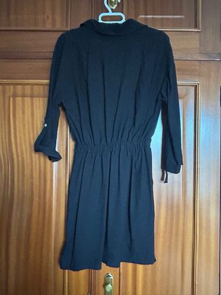 Vestido negro con cintura fruncida