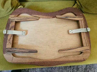 Mesa de cama de madera con patas plegables