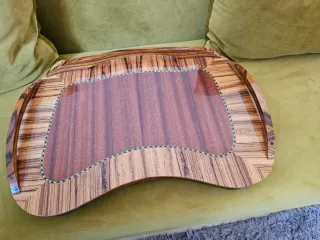Mesa de cama de madera con patas plegables