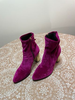 Botines terciopelo fucsia tacón dorado