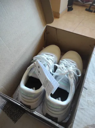 Zapatillas Adidas Blancas y Plateadas Nuevas