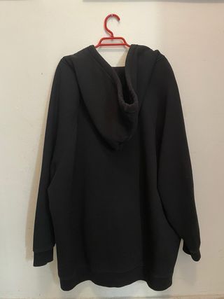 Sudadera con capucha negra