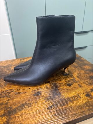 Botines polipiel negros tacón dorado T.38