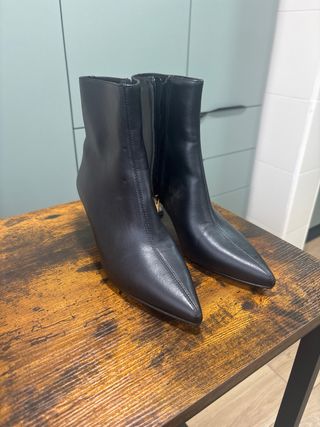 Botines polipiel negros tacón dorado T.38