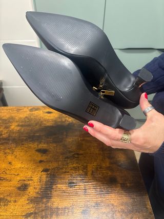 Botines polipiel negros tacón dorado T.38