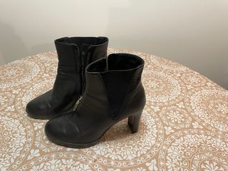 Botines de piel negros tacón