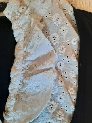 Jersey negro con cuello blanco bordado