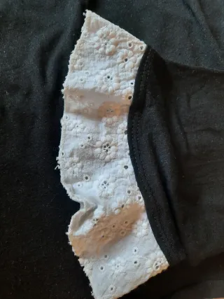 Jersey negro con cuello blanco bordado