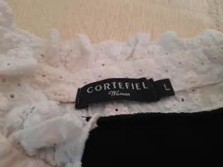 Jersey negro con cuello blanco bordado