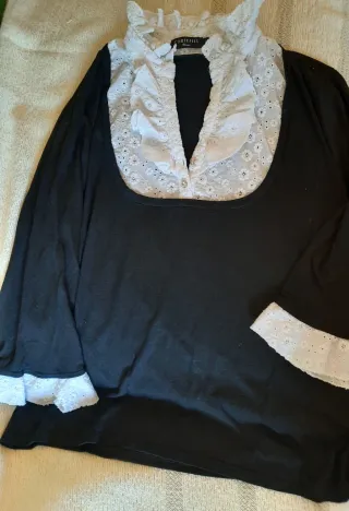 Jersey negro con cuello blanco bordado