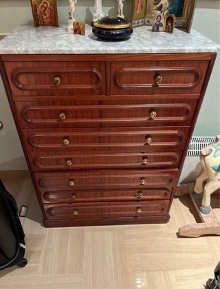 Cómoda antigua de madera y mármol