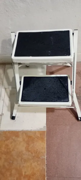 Escalera 2 peldaños aluminio blanca