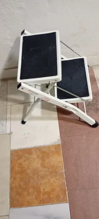 Escalera 2 peldaños aluminio blanca