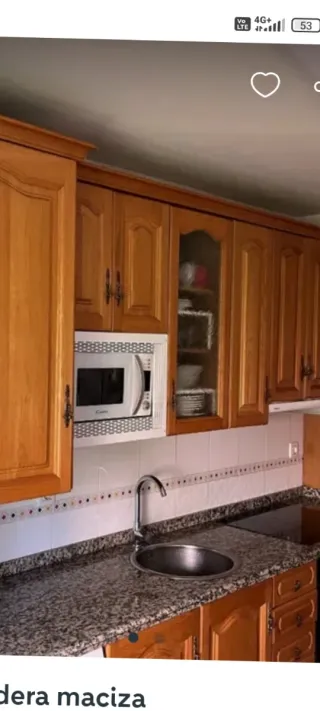 Muebles de cocina de madera y cristal