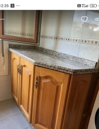 Muebles de cocina de madera y cristal