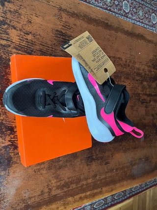 Zapatillas Nike niña correr T31.5 negro/rosa