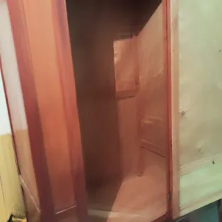 Armario vintage de madera con espejo