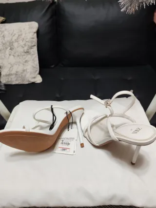 Sandalias tacón Zara blancas