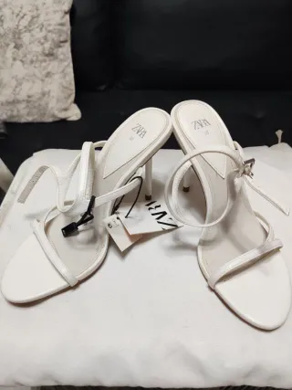 Sandalias tacón Zara blancas