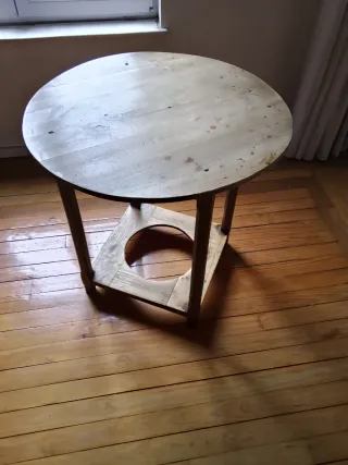 Mesa antigua redonda de madera con brasero