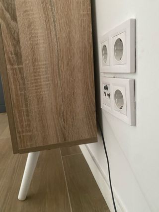 Mueble roble y blanco con compartimentos