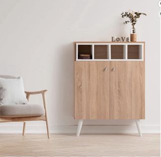 Mueble roble y blanco con compartimentos