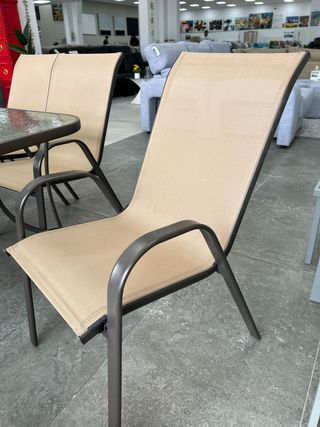 Mesa y 6 sillas de jardín