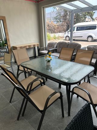 Mesa y 6 sillas de jardín