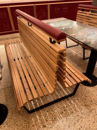 Bancos de madera con respaldo y asiento