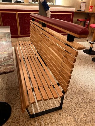 Bancos de madera con respaldo y asiento