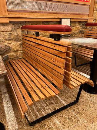 Bancos de madera con respaldo y asiento