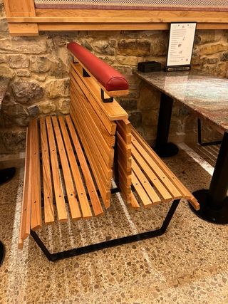 Bancos de madera con respaldo y asiento