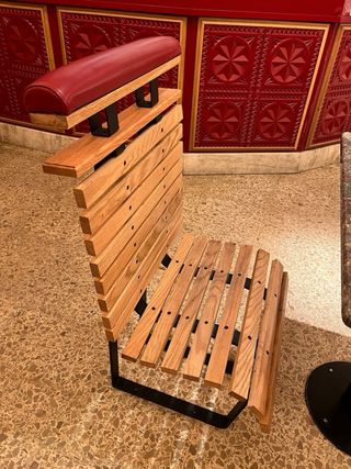 Bancos de madera con respaldo y asiento