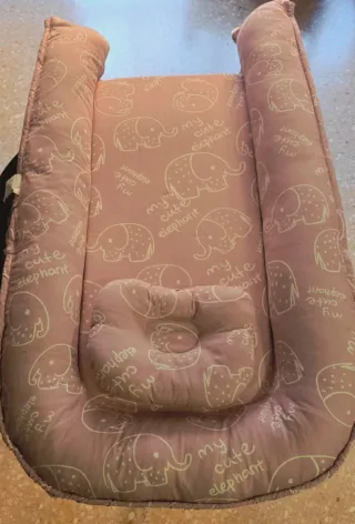 Cama para bebé rosa con elefantes