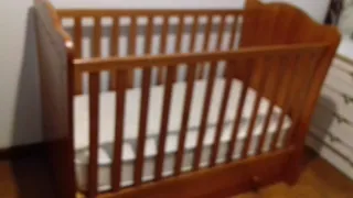 Cama de bebé de madera